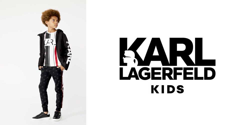 Spodnie dresowe dla szczupłego chłopca, uszyte z czarnej, drukowanej dzianiny - kolekcja ubrań chłopięcych Karla Lagerfelda AW21.